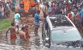 கேரளாவுக்கு சுற்றுலா வந்தபோது கூகுள் மேப் வழிகாட்டுதலால் கார் கால்வாயில் பாய்ந்தது. இதில் ஐதராபாத்தை சேர்ந்த பெண் உள்பட 4 அதிர்ஷ்டவசமாக உயிர் தப்பினர்