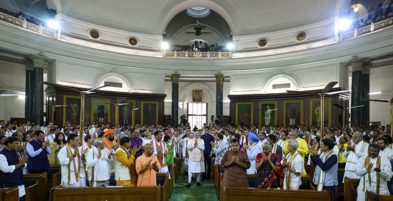 பிர­தமர் மோடியை வர­வேற்ற எம்.பி.க்­கள்.