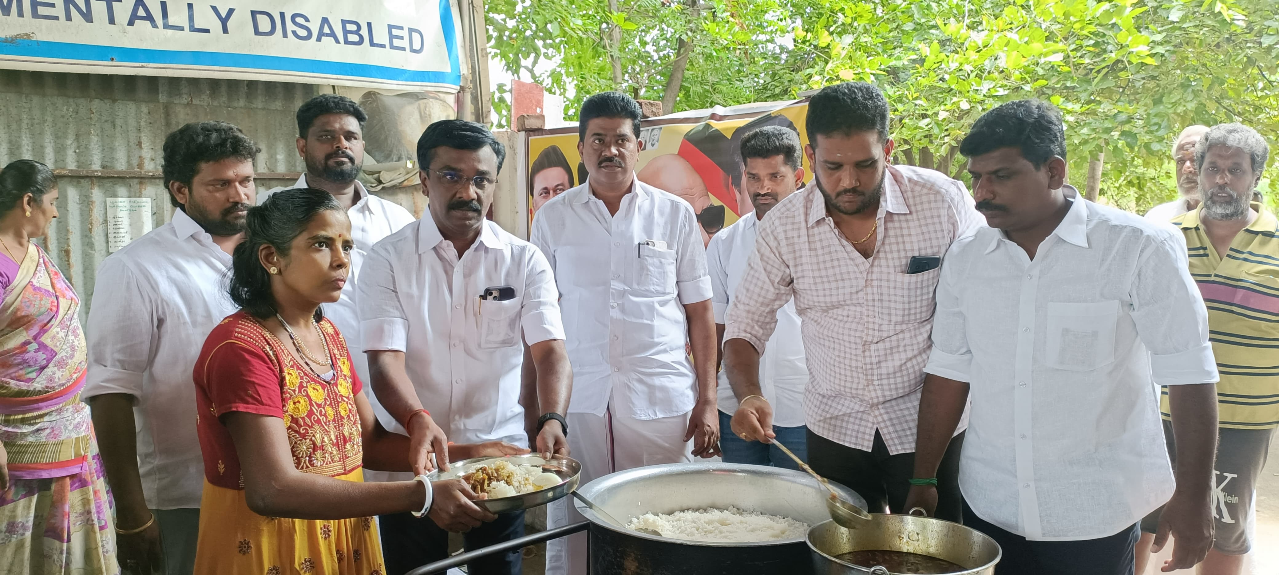 முன்னாள் முதல்வர் கலைஞர் கருணாநிதி பிறந்த நாளையோட்டி திமுக இளைஞரணி சார்பில் மாற்றுத்திறனாளிகளுக்கு அன்னதானம்