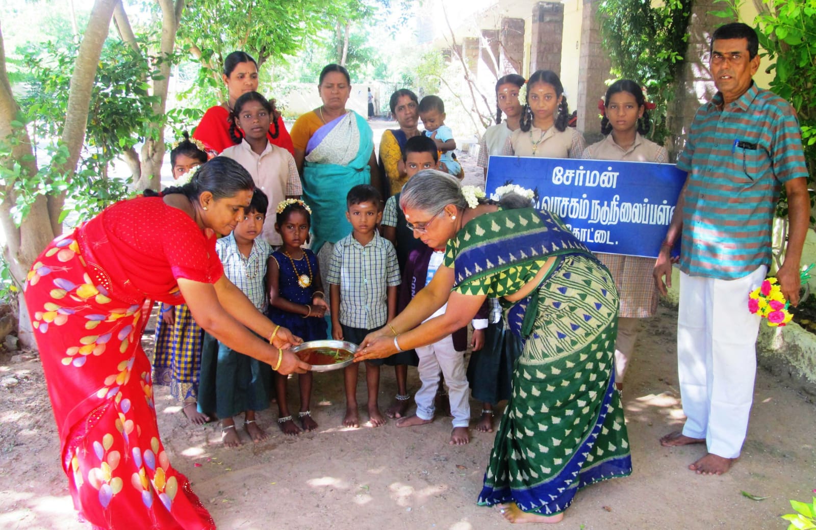 திறக்கப்பட்ட பள்ளிகள்; மாணவர்களுக்கு ஆரத்தி எடுத்த ஆசிரியர்கள்*