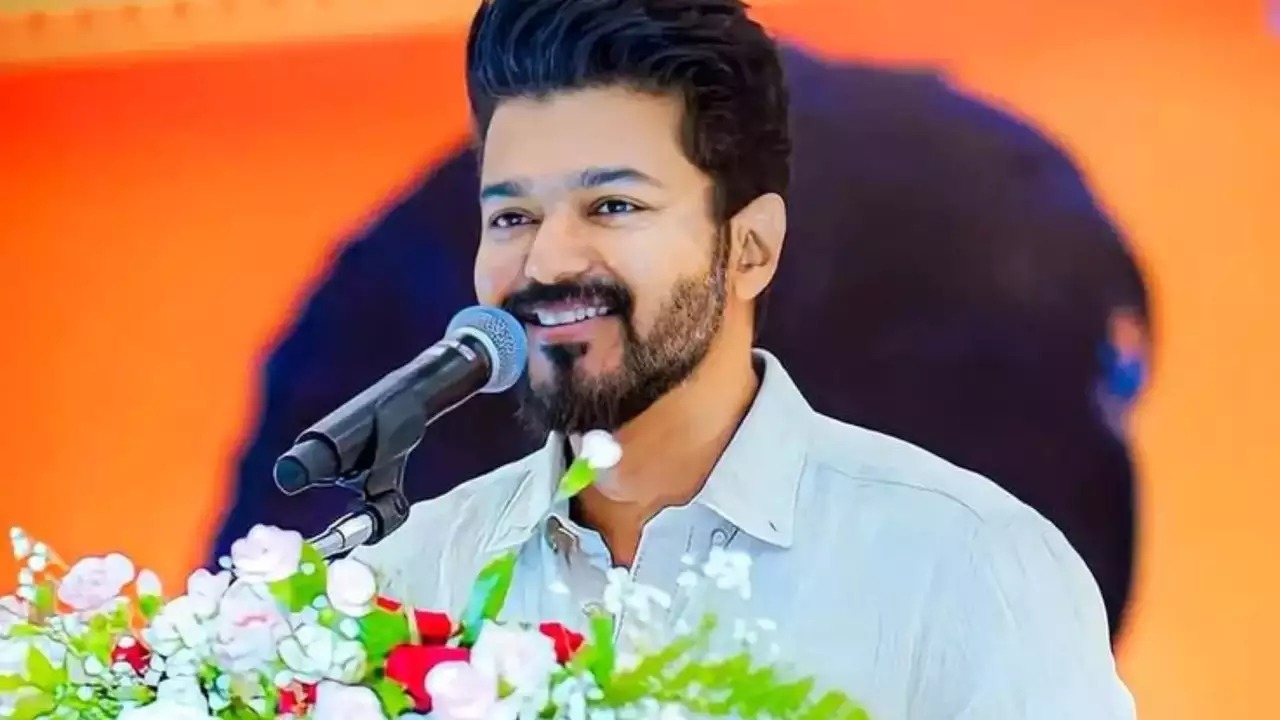 சாதனை மாண­வர்­க­ளுக்கு  நடிகர் விஜய் பரி­ச­ளிப்­பு  2 கட்ட விழாவுக்கு ஏற்பாடு