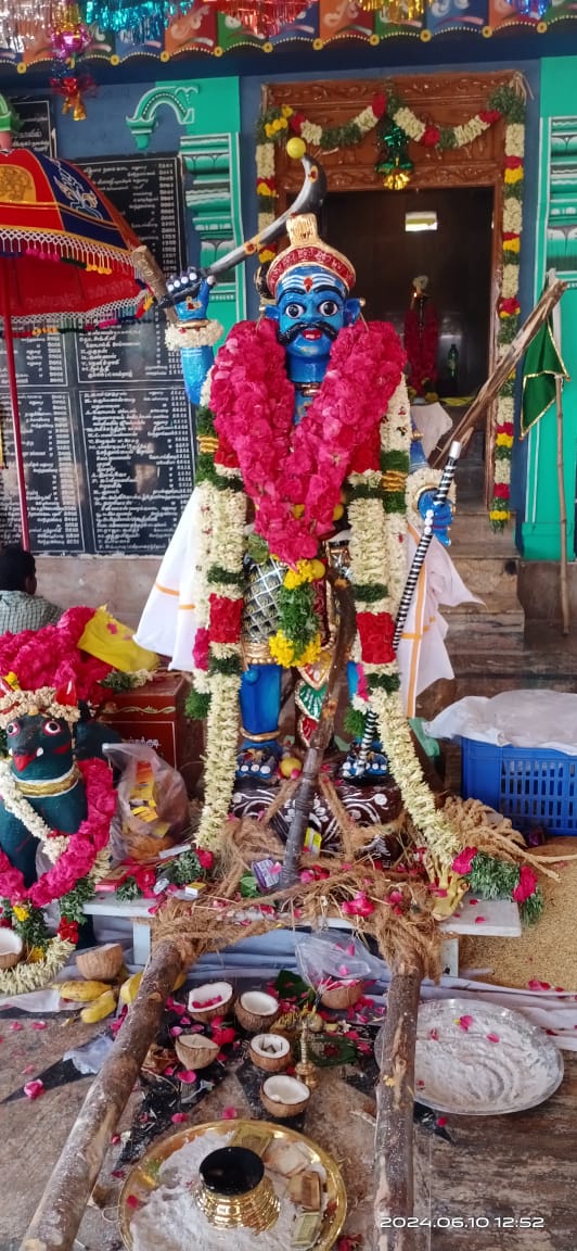 பாலமேடு அருகே ஸ்ரீ ஊர்காவல் கருப்பசாமி கோவில் உற்சவ விழா - குதிரை எடுத்த பக்தர்கள்