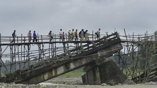 பாலம் அடித்துச் செல்­லப்­பட்­டது.