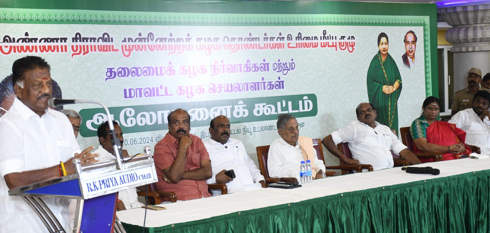 அதி­முக டெபா­சிட் இழப்­புக்கு பழ­னி­சா­மியே கார­ணம்: ஓபி­எஸ்