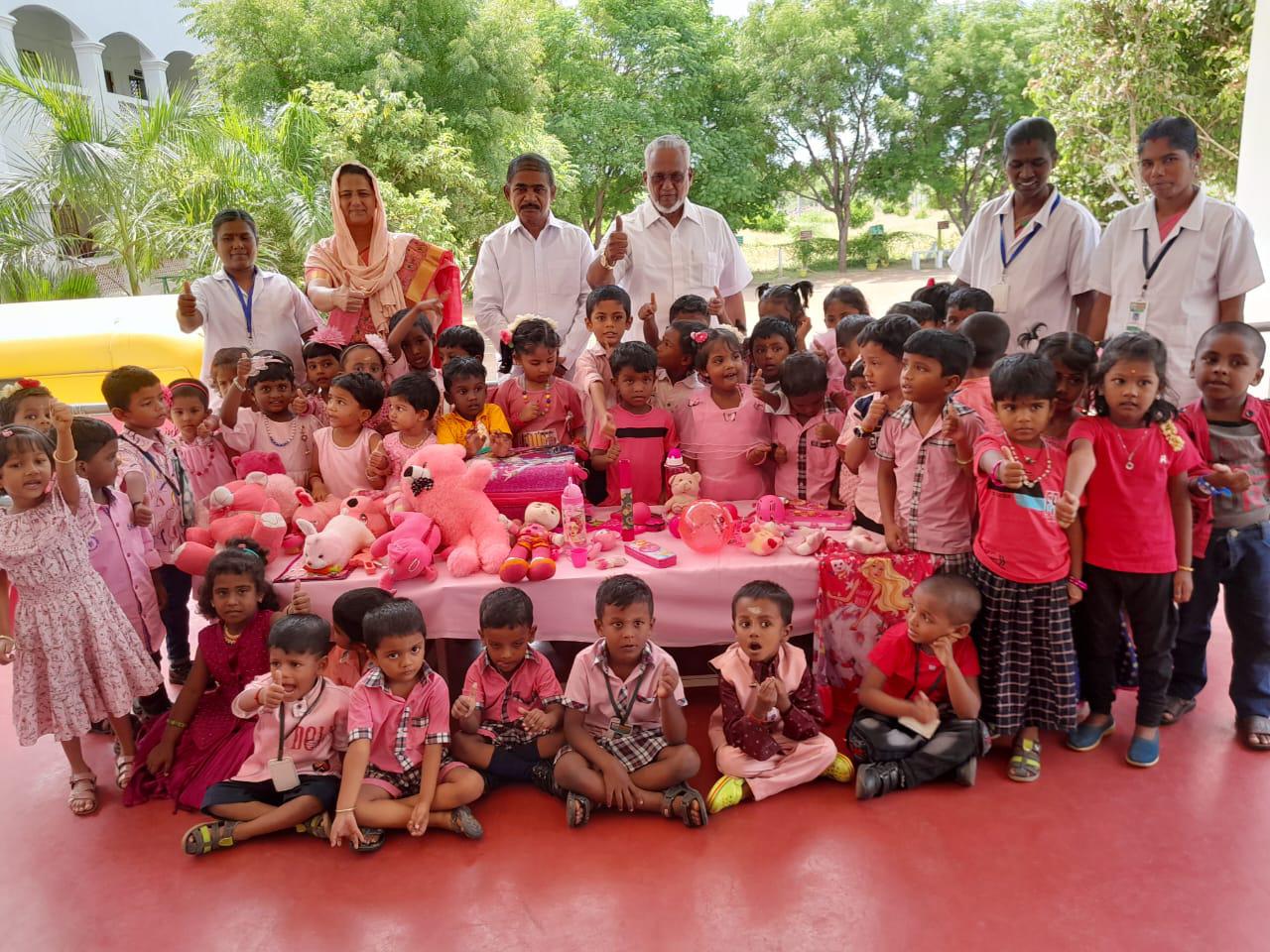 அருப்புக்கோட்டை கிரீன் விஸ்டம் மெட்ரிக்குலேசன் பள்ளியில் பிங்க் தின விழாக் கொண்டாடப்பட்டது.