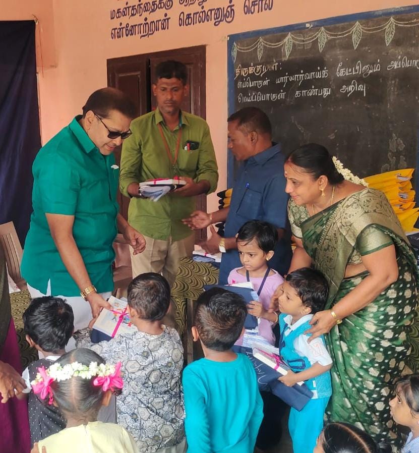 புதுவை அரசால் வழங்கப்படும் இலவச சீருடை மற்றும் நோட்டு 