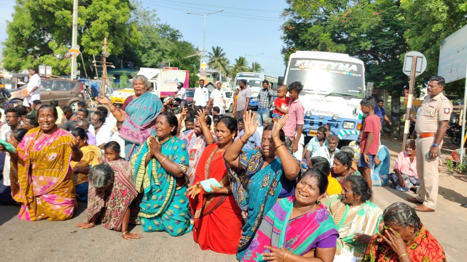 மீனவர்கள் 25 பேர் கைது  பாம்பன் பாலத்தில் மறியல்