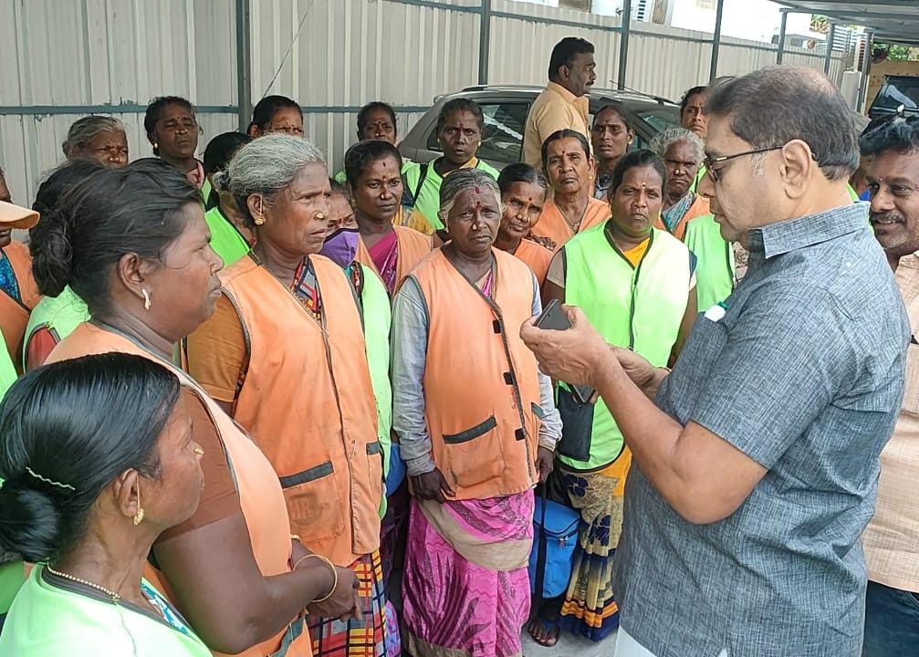 சம்பளம் வழங்கவில்லை என துப்புரவு பணியாளர்கள் போராட்டம்- முன்னாள் அமைச்சர் நாஜிம் பேச்சு வார்த்தை