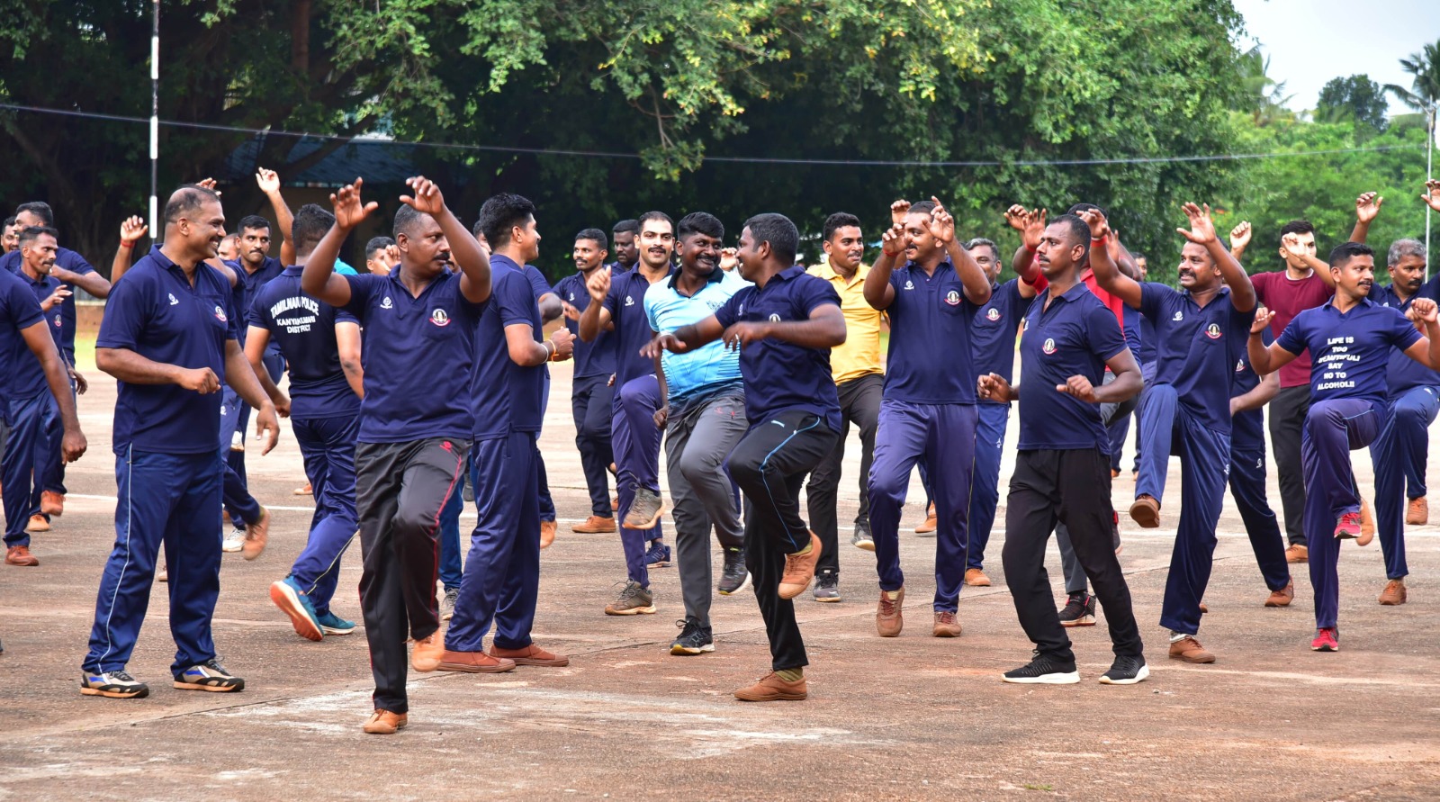 போலீசாரின் மனஅழுத்தத்தை குறைக்கும் வகையில்,  நாகர்கோவில் மகிழ்ச்சி நல பயிற்சி