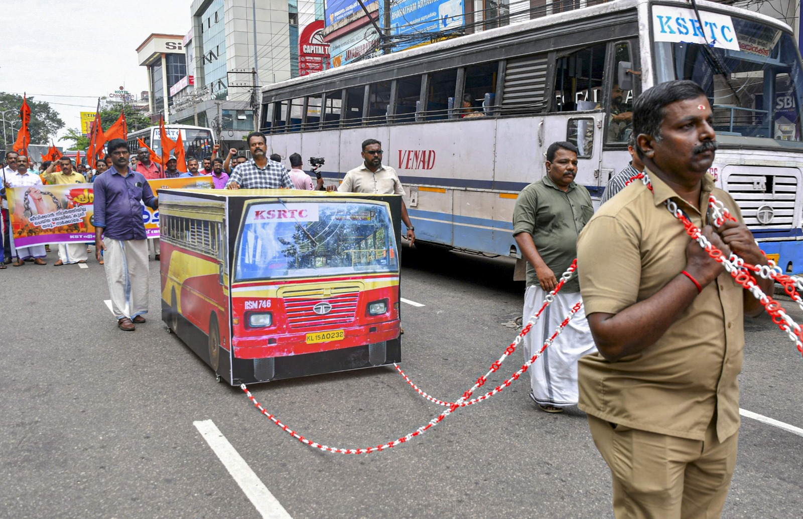 திருவனந்தபுரத்தில் போக்குவரத்து தொழிலாளர்கள் போராட்டம்