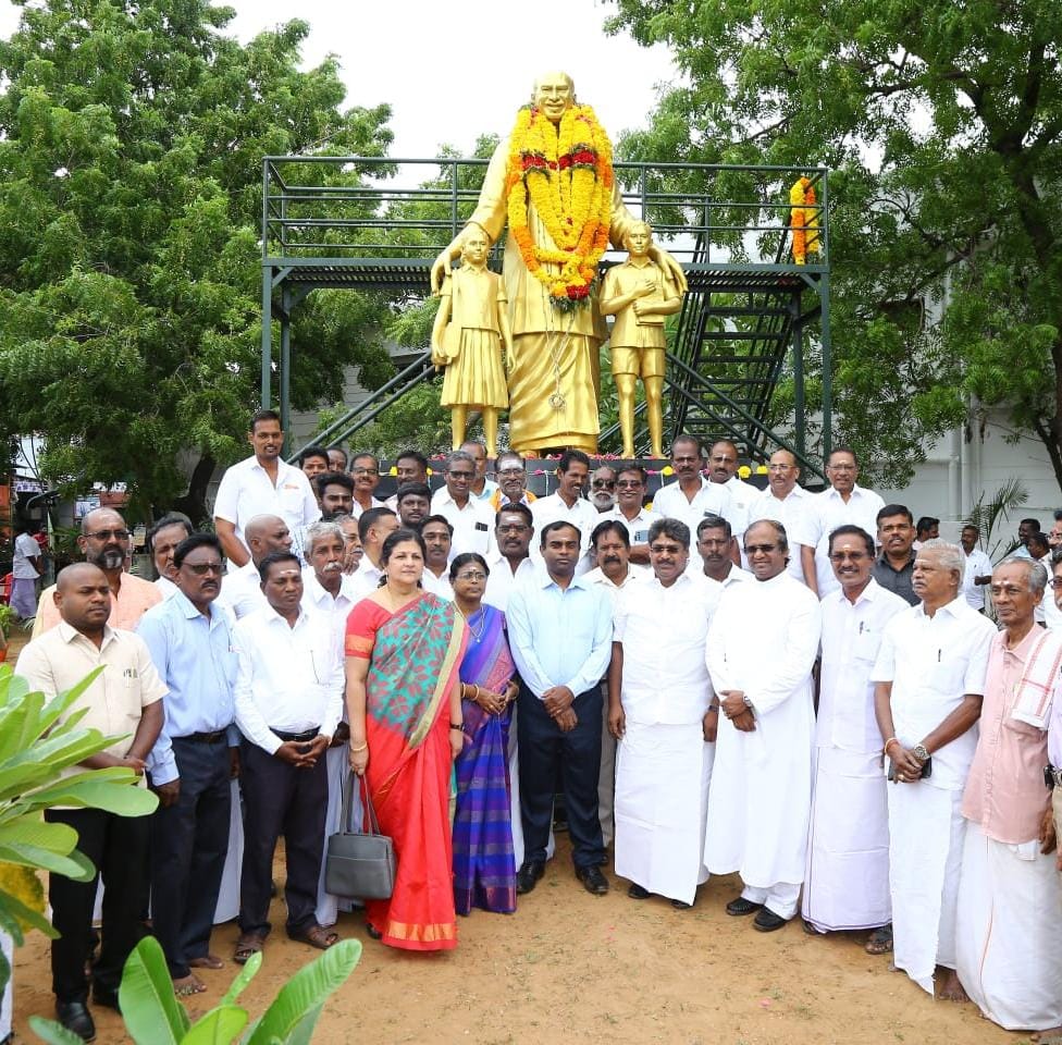 காரைக்காலில் காமராஜர் பிறந்த நாள் விழா - அமைச்சர் திருமுருகன், மாவட்ட ஆட்சியர் மணிகண்டன் மாலை அணிவித்து மரியாதை செய்தனர்