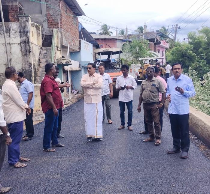 புதுவை முன்னாள் அமைச்சர் நாஜிம் எம்எல்ஏ சாலைப்பணிகளை ஆய்வு செய்தார்..