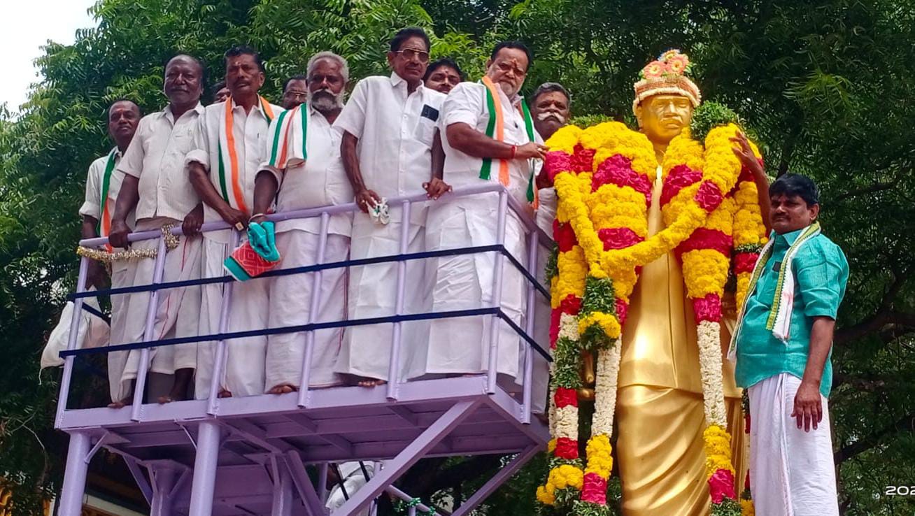 பாலமேட்டில் காமராஜர் சிலைக்கு அகில இந்திய காங்கிரஸ் கட்சியின் சார்பாக  மாலை அணிவித்து மரியாதை 