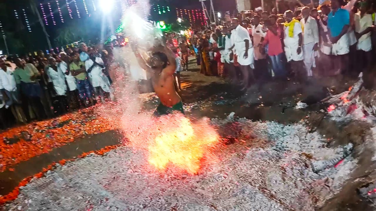 திருப்புத்துாரில் மொகரம் பண்டிகைக்கு பூக்குழி இறங்கிய ஹிந்து, முஸ்லிம்கள்