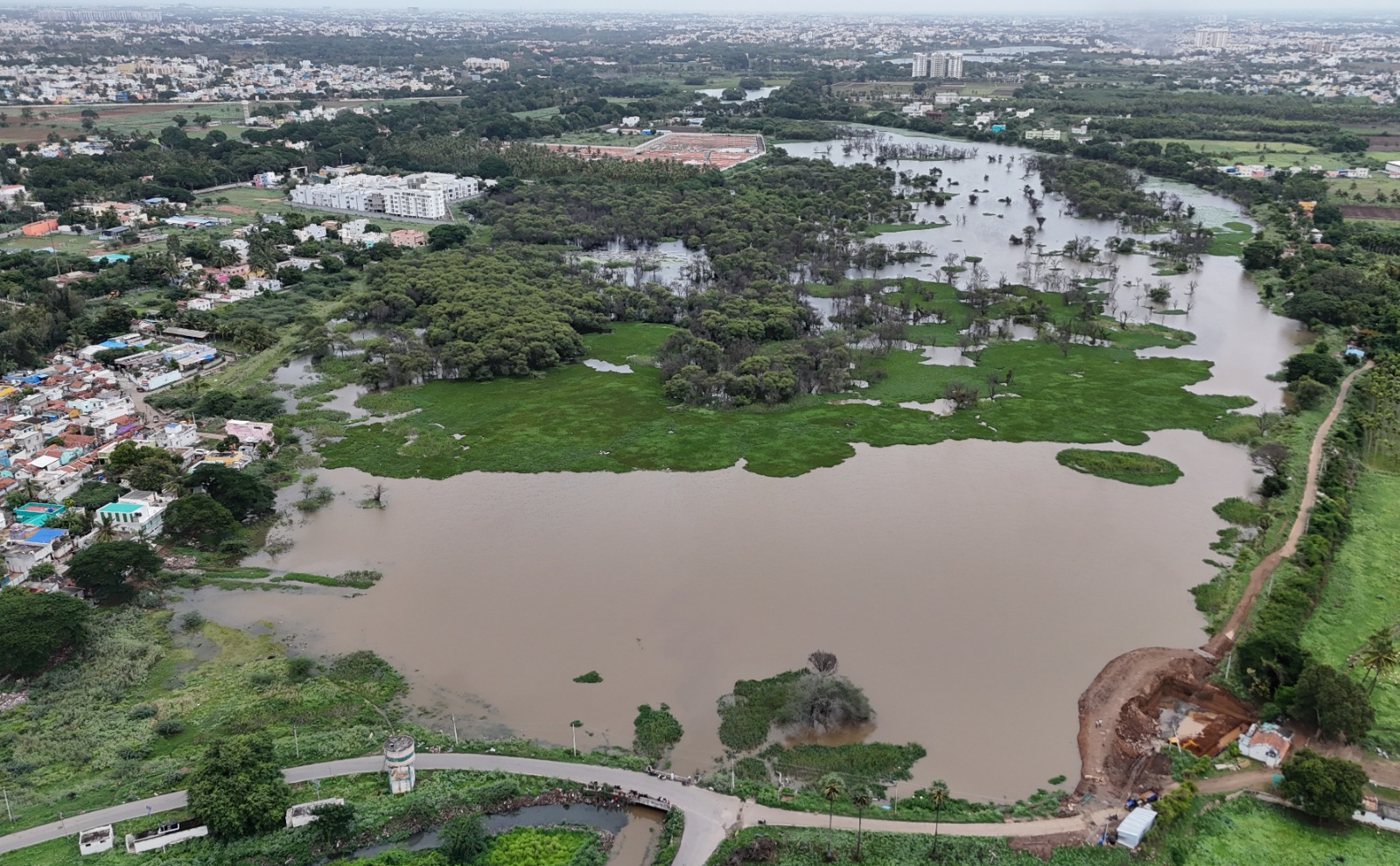 நொய்யலில் வெள்ளம்;  நிரம்புகின்றன குளங்கள்!