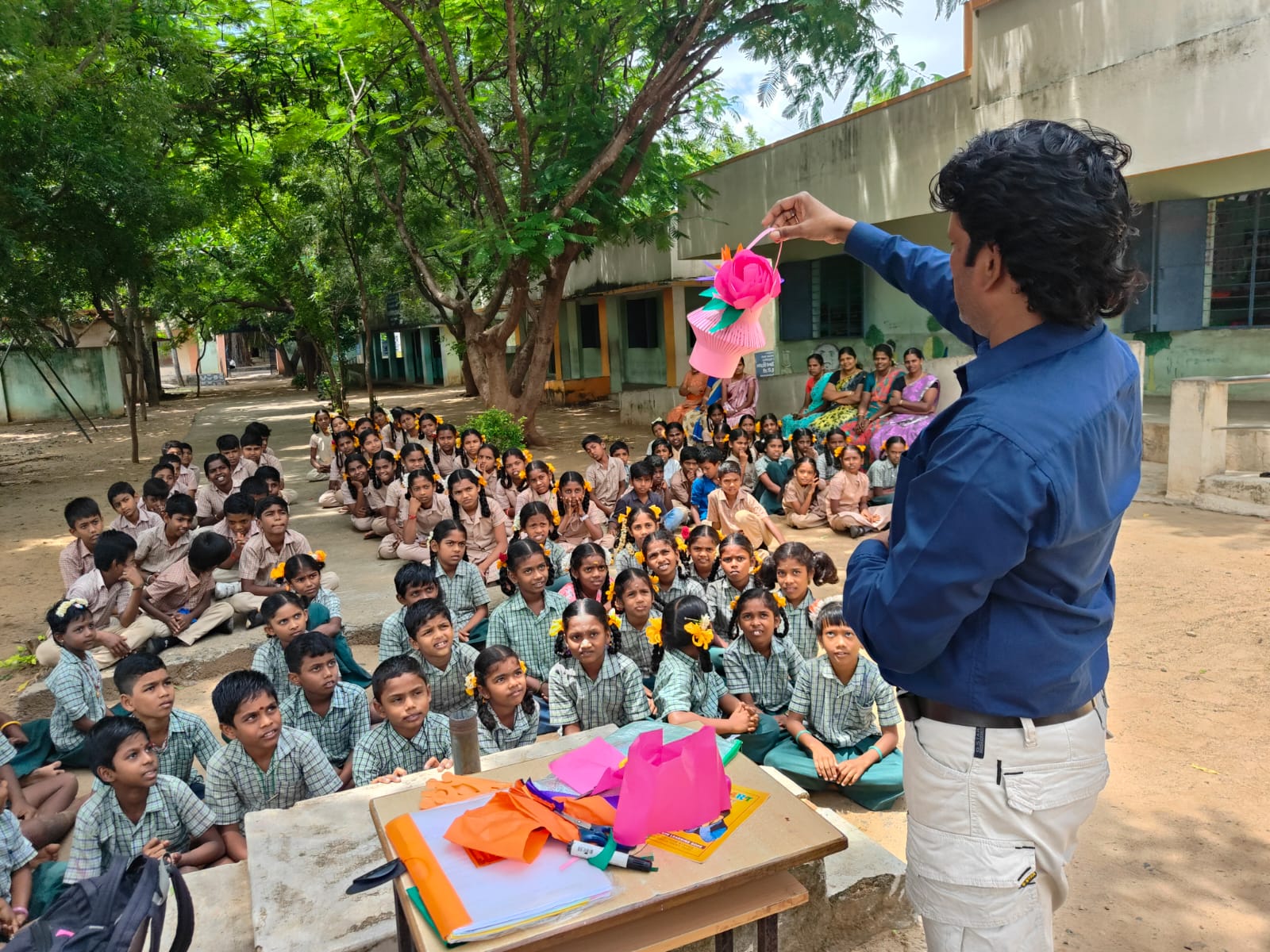 காகித மடிப்பு மற்றும் பொம்மைகள் செய்தல் பயிற்சி