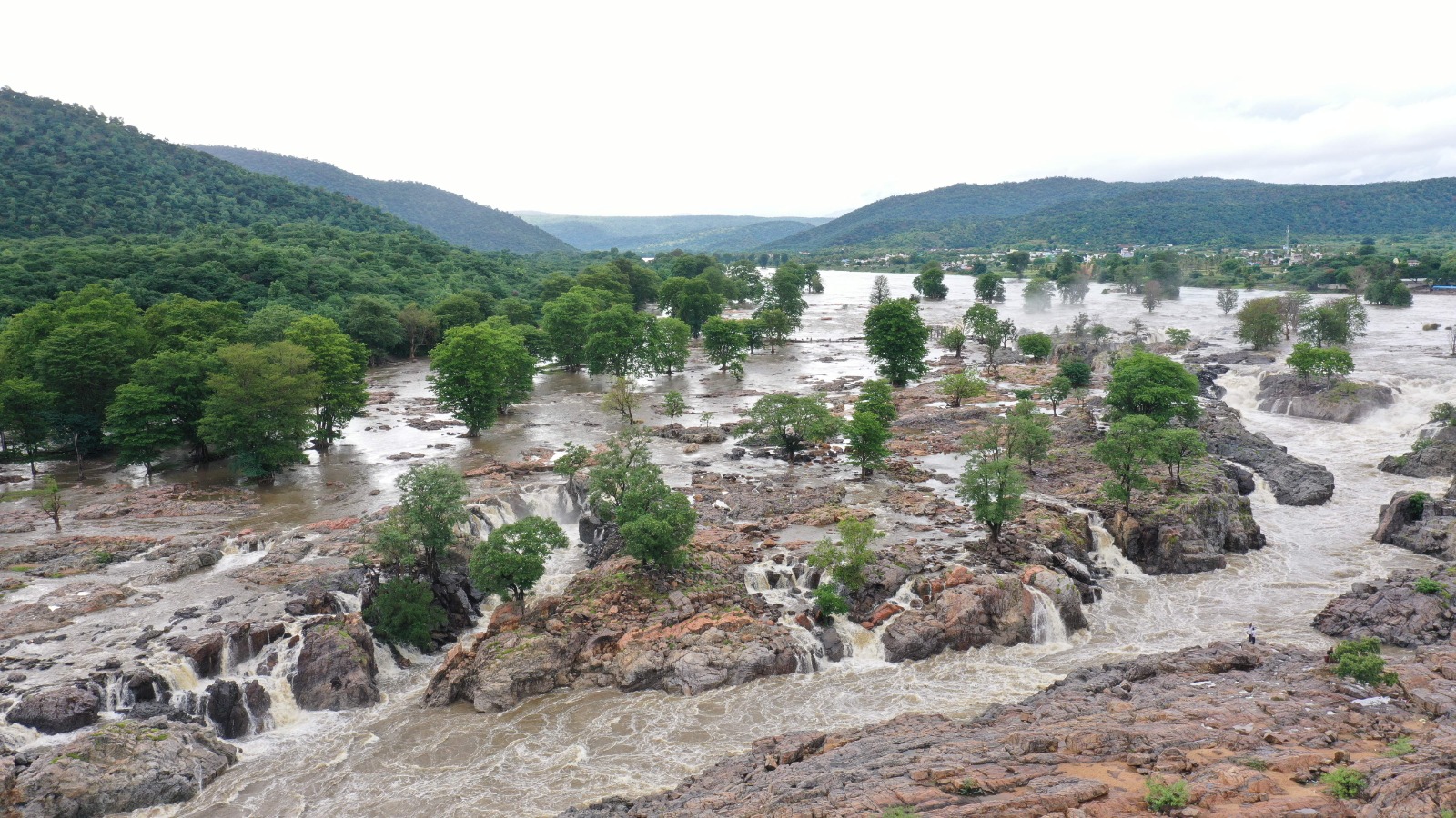 ஒகேனக்கல் காவிரி ஆற்றில்  நீர் வரத்து அதிகரிப்பு