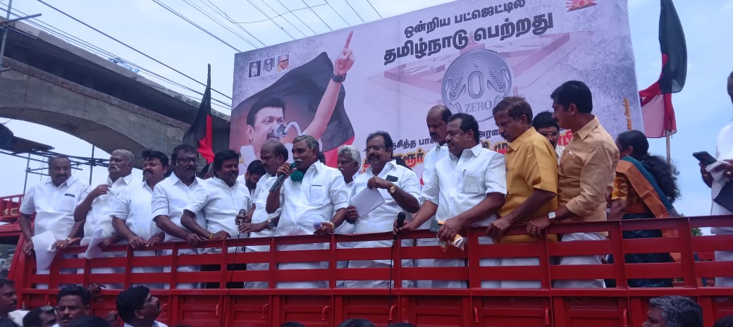 திருவாரூரில் திமுக மாவட்ட செயலாளர் பூண்டி கலைவாணன் தலைமையில் ஆயிரக்கணக்கானோர் ஆர்ப்பாட்டத்தில் ஈடுபட்டனர்.