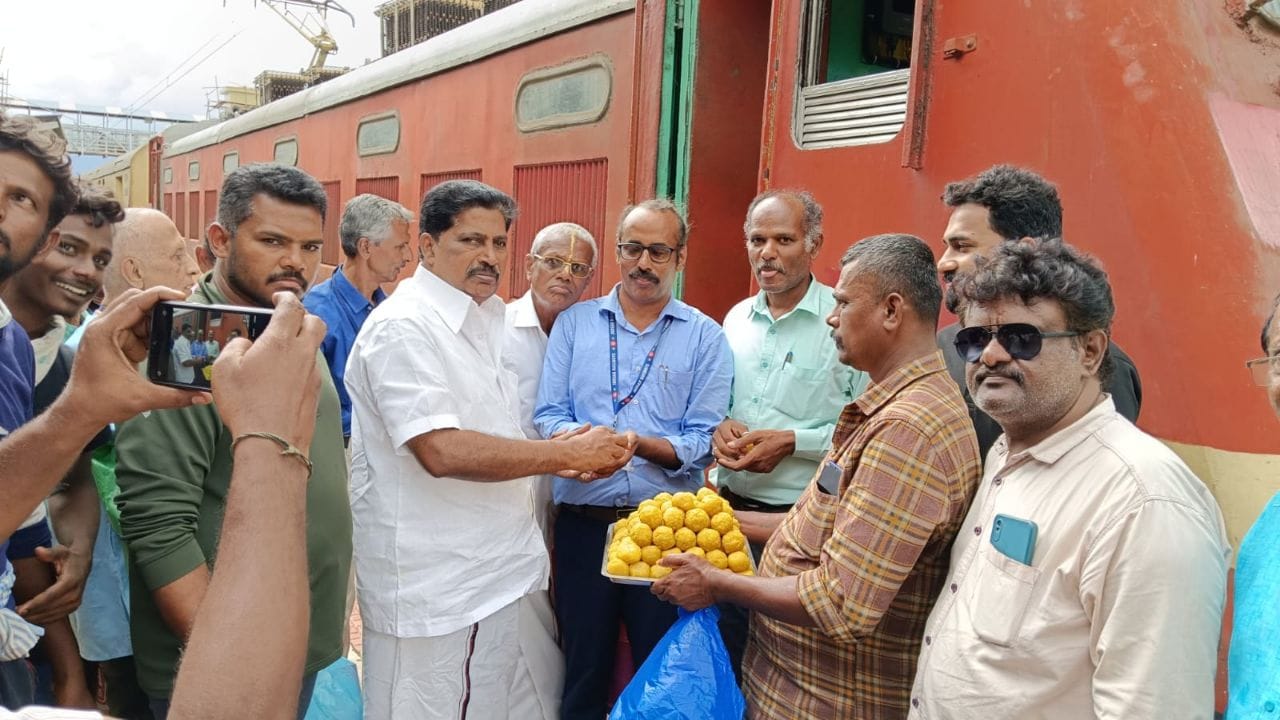 செங்கோட்டையில்   கொல்லம் - சென்னை எக்ஸ்பிரஸ் மின்சார ரயிலுக்கு உற்சாக வரவேற்பு