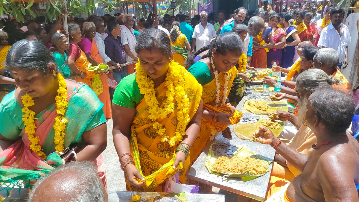 குழந்தைப்பேறு வேண்டி மடிப்பிச்சை ஏந்தி, மண்சோறு சாப்பிட்ட பெண்கள்