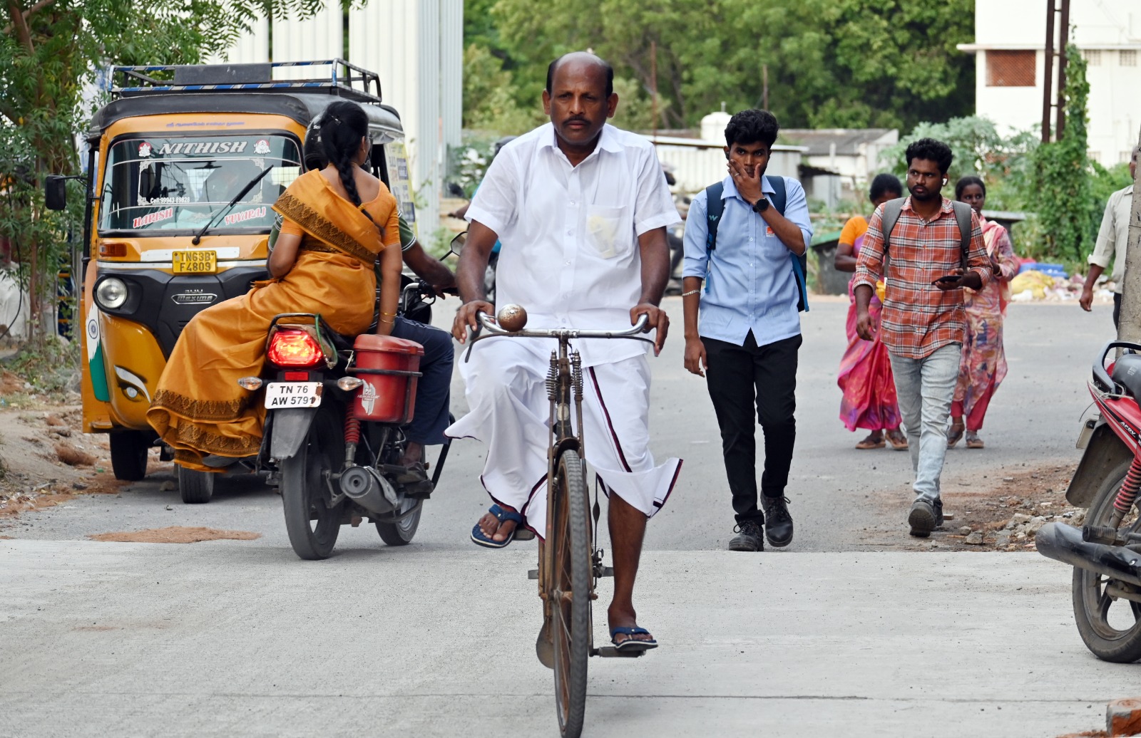 சைக்கிளில் வலம் வரும் கிட்டு, நெல்லை மேயர் ஆனார்