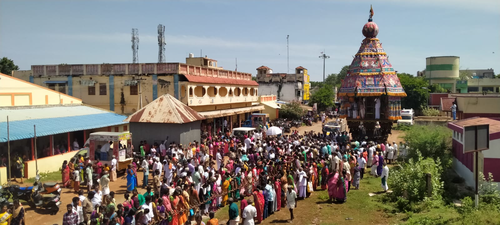 பெண்கள் மட்டுமே இழுத்த  ஆடிப்பூர தேர் திருவிழா