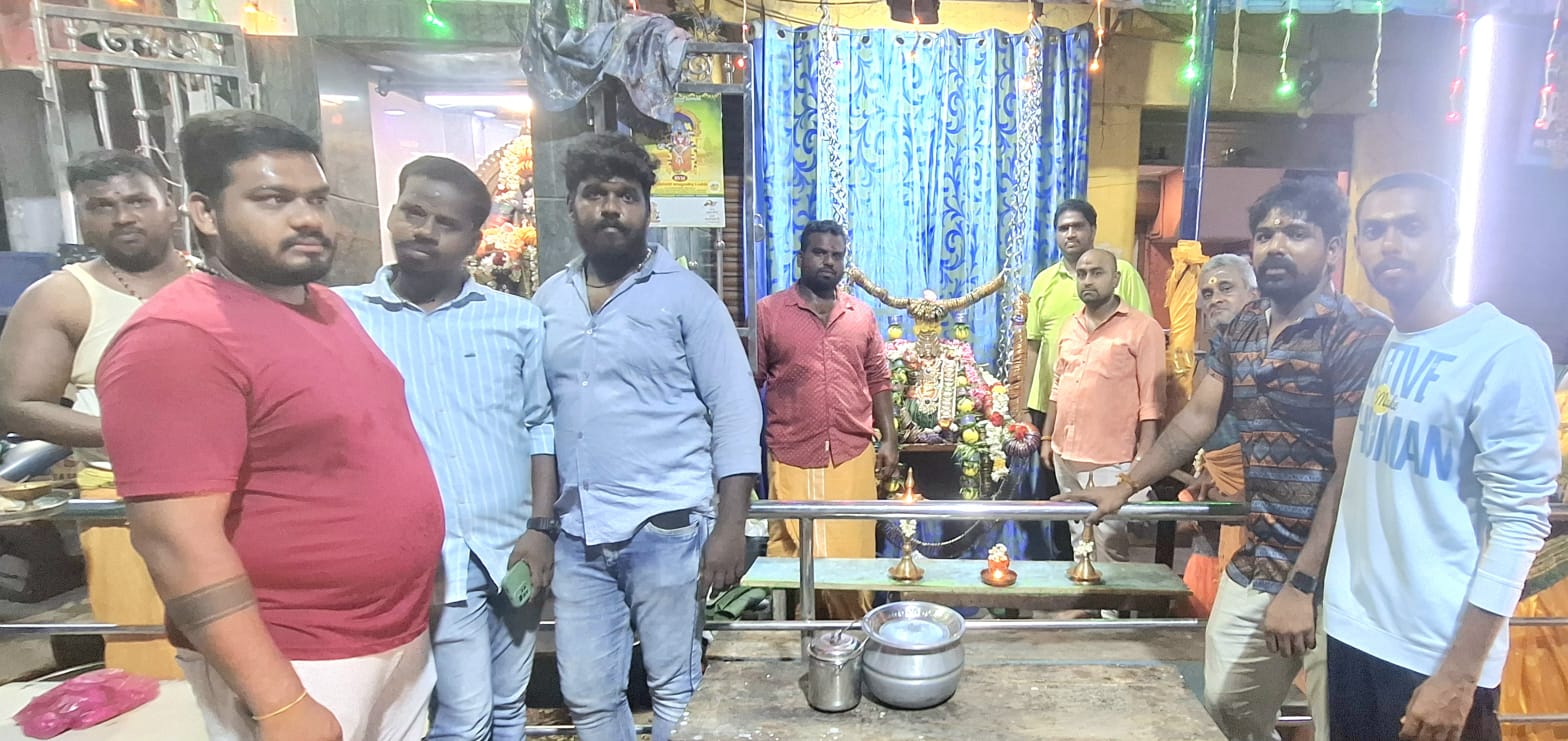 ஸ்ரீ சாலை மாரியம்மனுக்கு ஆடிப்பூர விழாவில் வளைகாப்பு : அம்மனுக்கு வளையல் அலங்காரம்.*