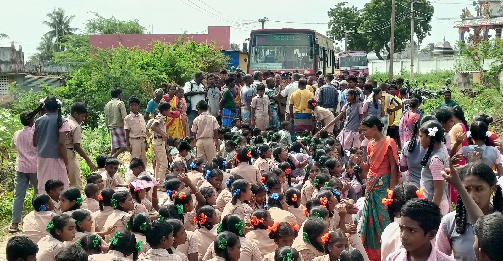 அரசு பள்ளியில் ஆசிரியர்  பற்றாக்குறை:  பேருந்தை சிறைபிடித்த மாணவர்கள் 