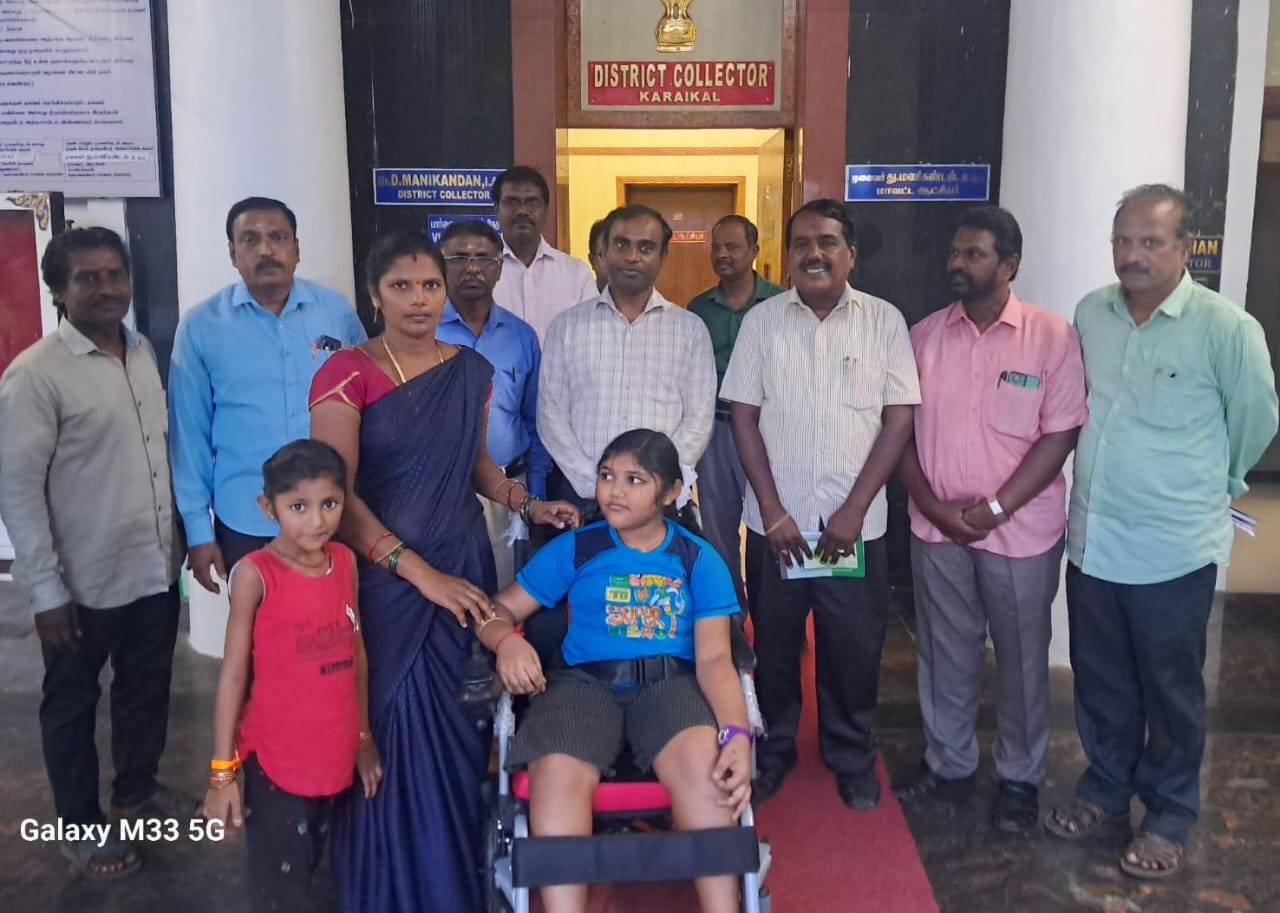 நோயினால் நடக்க இயலாத மாணவிக்கு வீல்சேர் - காரைக்கால்  மாவட்ட ஆட்சியர் , கண்காணிப்பு பொறியாளர் சந்திரசேகரன் மனிதாபிமானம்