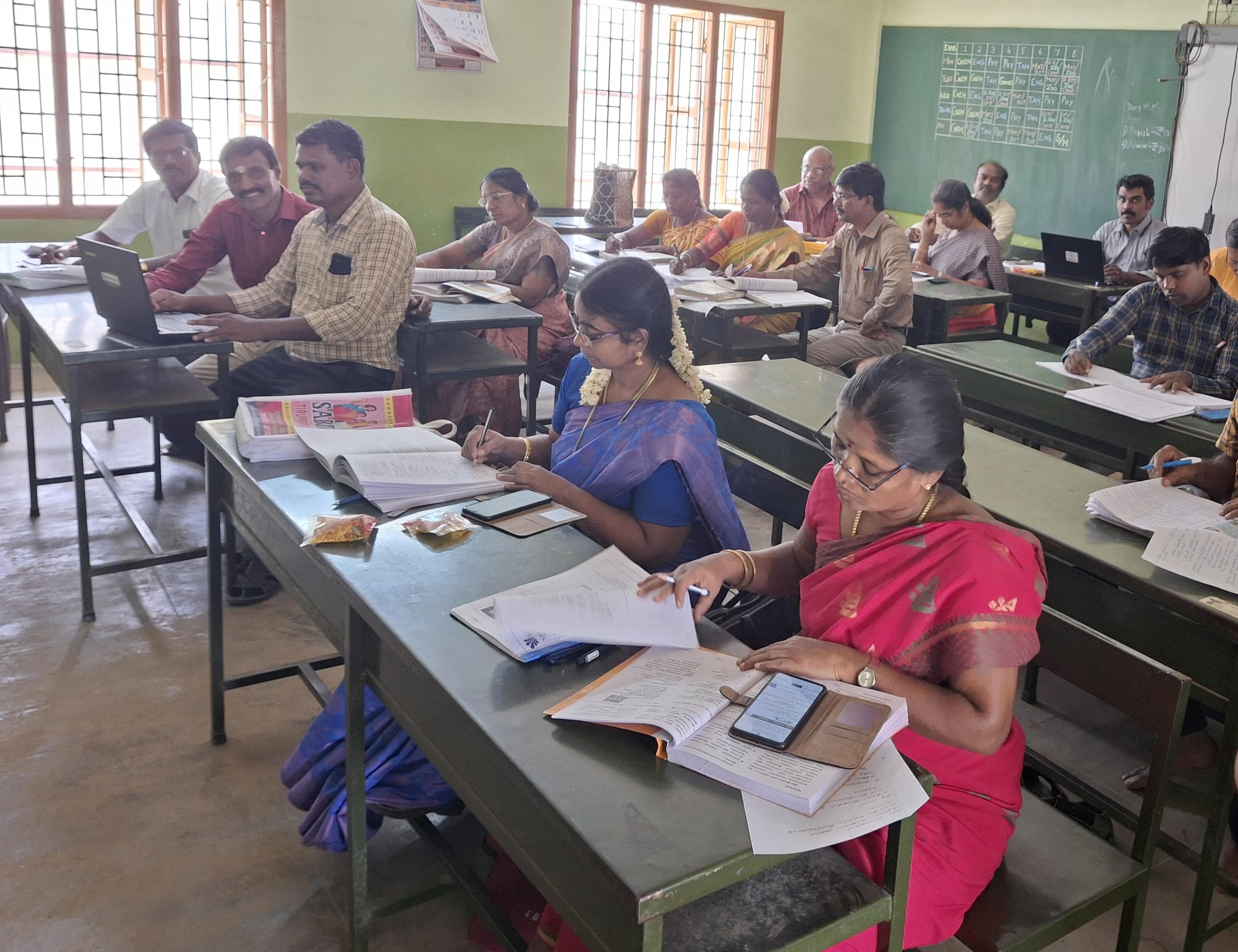 மெல்ல கற்கும் மாணவர்களுக்கான பயிற்சி கட்டகம் தயாரிக்கும் பணி