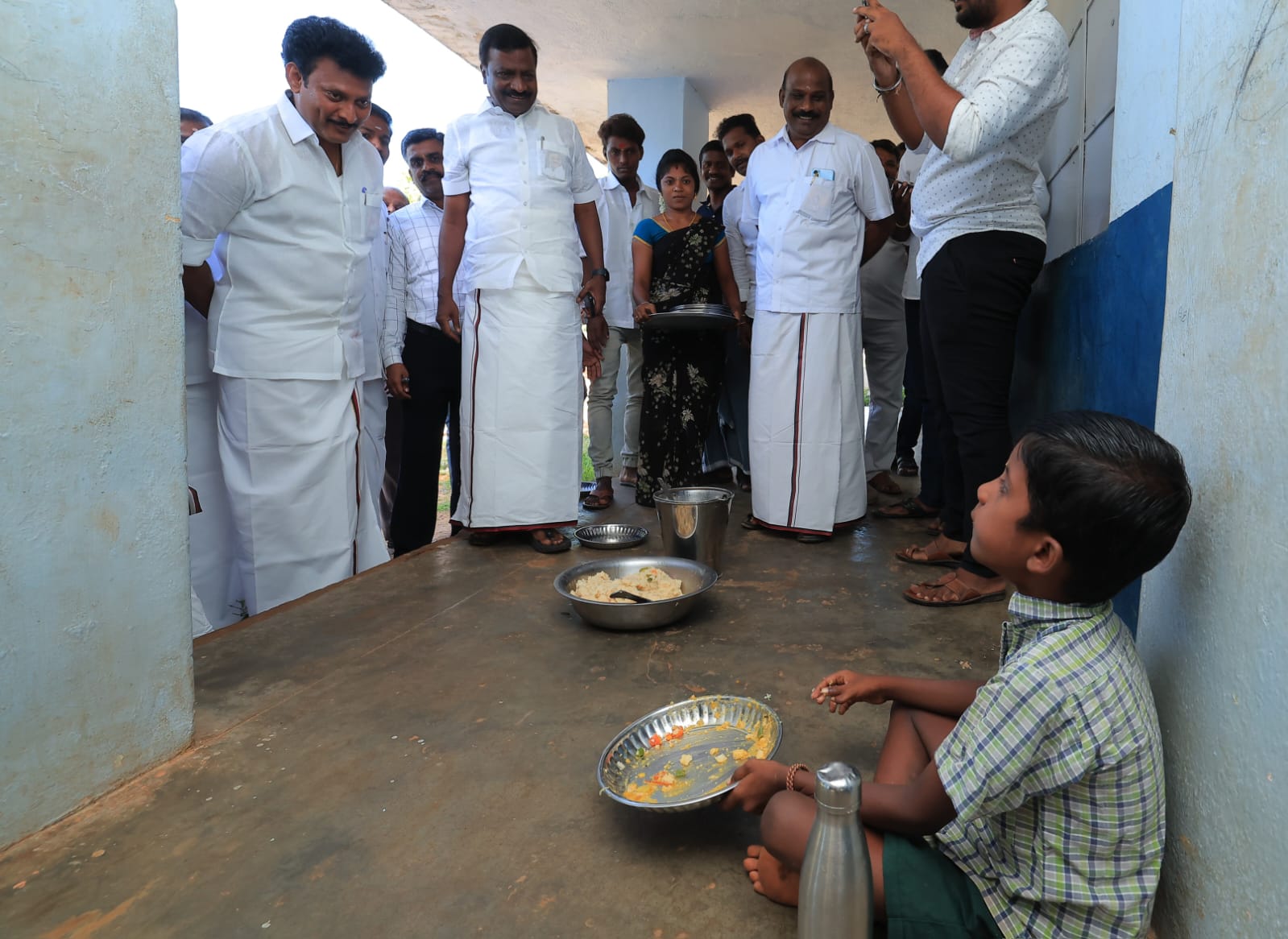 நெய்வேலி பள்ளியில் அமைச்சர் மகேஷ் ஆய்வு