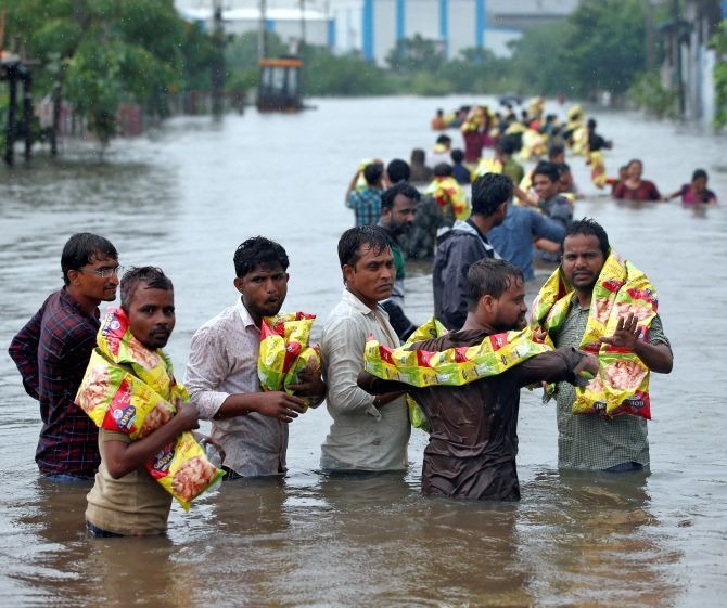 மழை, வெள்ளம் குஜராத் தத்தளிப்பு