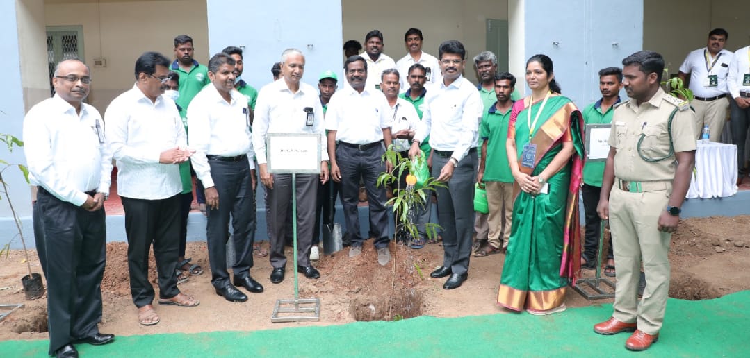 வேலூரில் புகழ்பெற்ற சிஎம்சி மருத்துவக் கல்லூரி மற்றும் மருத்துவமனையில் பசுமை அலை என மரக்கன்று நடும் விழா 