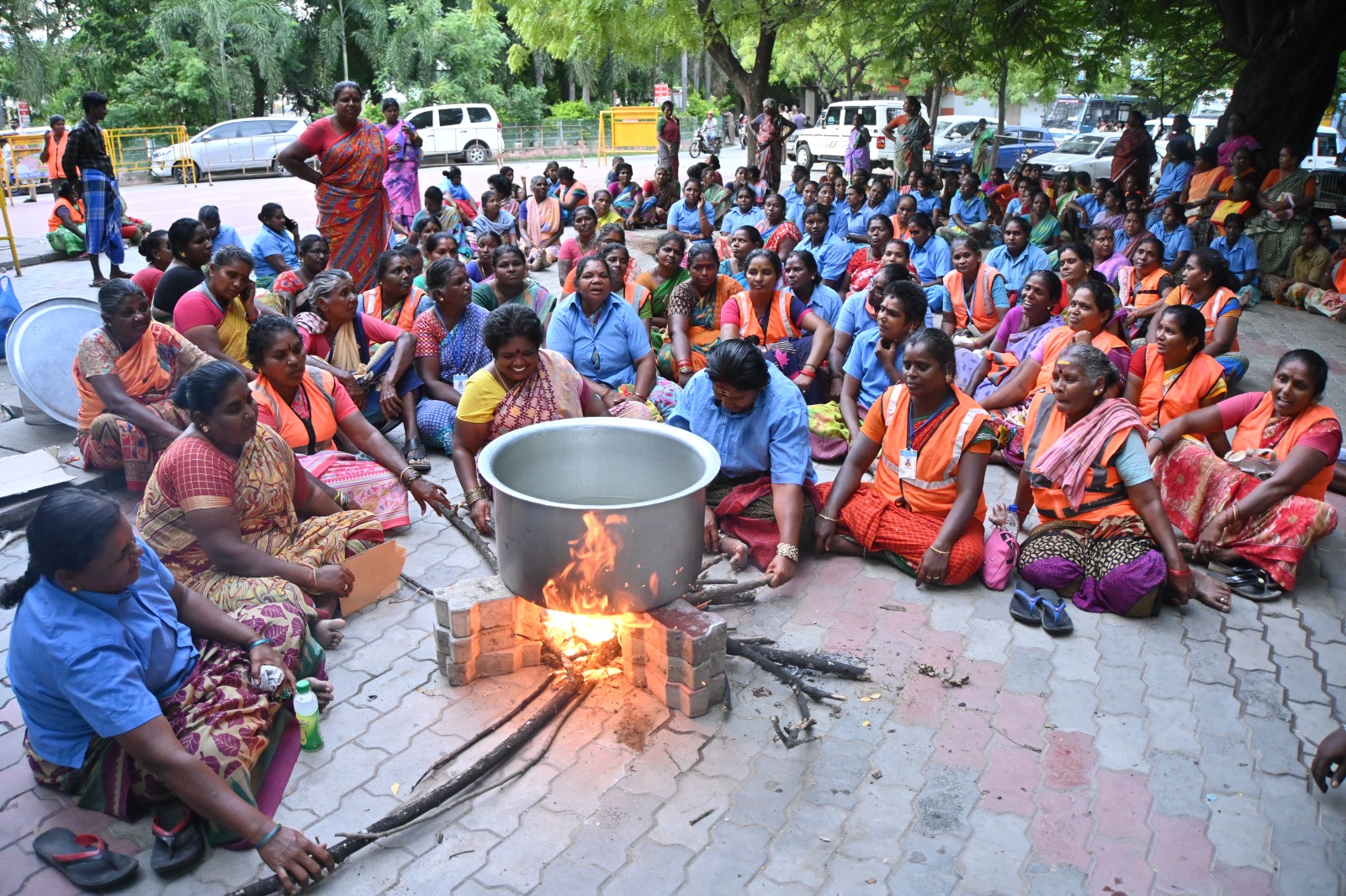 குலசை., தசரா திருவிழா: காளி வேடம் அணியும் பக்தர்கள் விரதம் துவங்கினர்