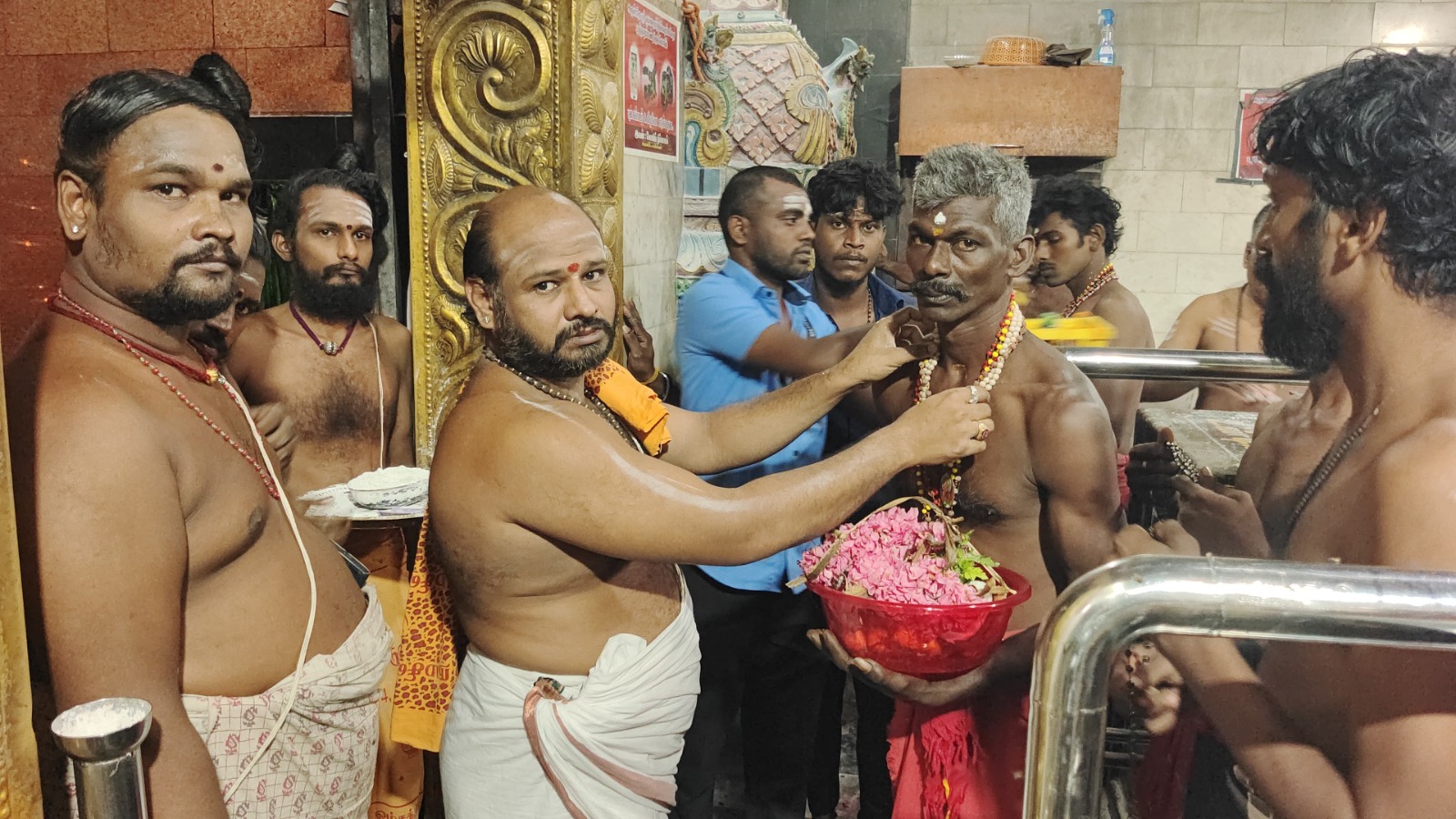 குலசை., தசரா திருவிழா: காளி வேடம் அணியும் பக்தர்கள் விரதம் துவங்கினர்