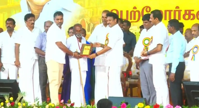 குருக்கள் பட்டி அரசு பள்ளிக்கு  இடம் கொடுத்த மகாராஜனுக்கு கல்வி அமைச்சர் அன்பில் மகேஷ் விருது வழங்கினார்