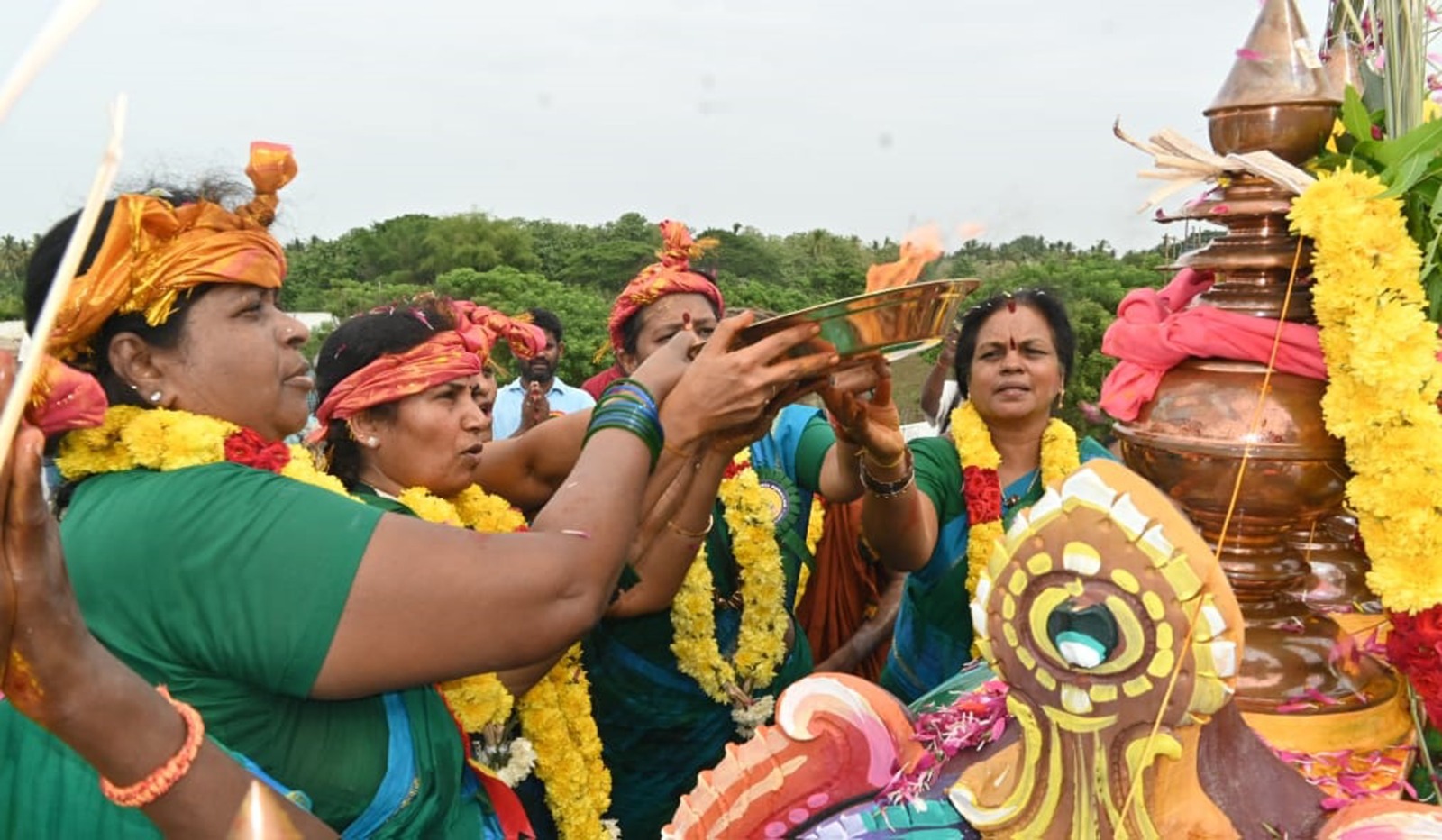 திருபுவனம் ஆதி சக்தி ஞான பீடத்தில்  60 பெண்கள் நடத்திய  கும்பாபிஷேகம்