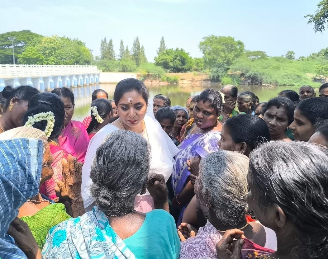 100 நாள் வேலை செய்யும் மக்களின் குறைகளை  நேரில் கேட்டார் முன்னாள் அமைச்சர் சந்திர பிரியங்கா