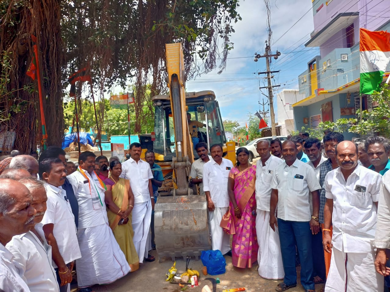 நாட்டார்பட்டியில் தார் சாலை அமைக்க பூமி பூஜை  பழனி நாடார் எம்எல்ஏ துவக்கி வைத்தார்