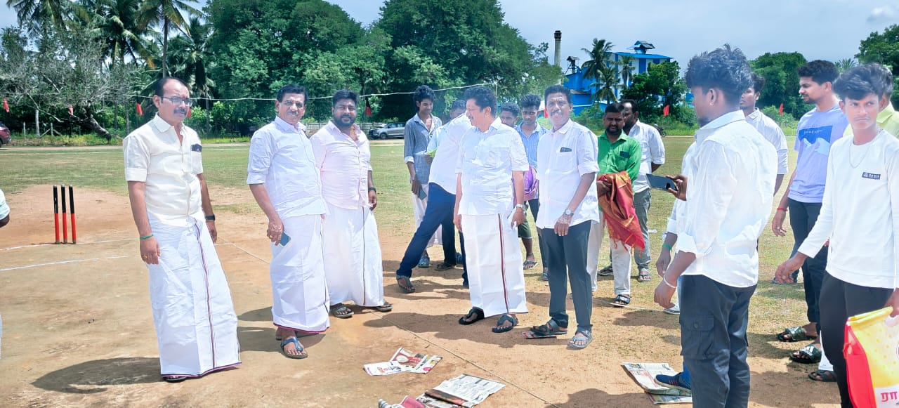 பேராவூரணியில், திமுக இளைஞரணி சார்பில் இரு நாட்கள் கிரிக்கெட் போட்டி எம்எல்ஏ நா.அசோக்குமார் துவக்கி வைத்தார்