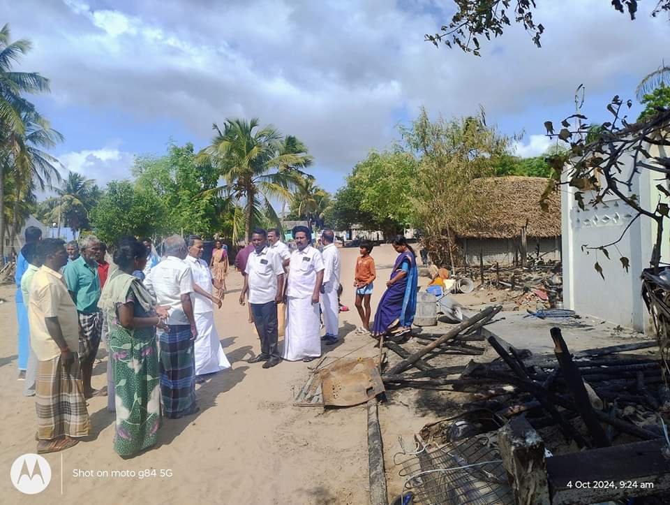 நாகை மாவட்டம் காமேஸ்வரம் பகுதியில் தீயில் எரிந்த வீடுகளை நாகை மாலி எம்எல்ஏ பார்வையிட்டு ஆறுதல்