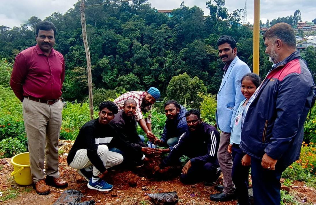 நீலகிரி மாவட்டம் வனங்களைப் பாதுகாக்கும் வகையில்  குன்னூர் பகுதியில் மரக்கன்றுகள் நடும் விழா நடைபெற்றது