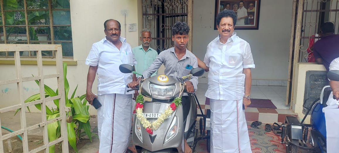 பேராவூரணியில் மாற்றுத்திறனாளிகள் இருவருக்கு ஸ்கூட்டி வழங்கல்