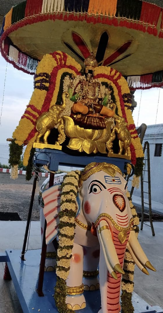 உக்கல் அருள்மிகு மடாவளம் காமாட்சி அம்பாள் கோயில் நவராத்திரி உற்சவத்தில்  கஜலட்சுமி எழுந்தருளினார்: