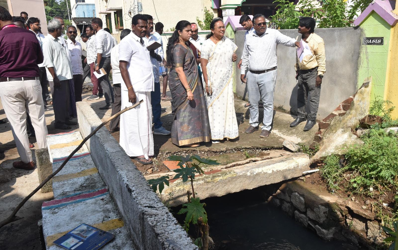 ஸ்ரீராம் நகர் பகுதி கானாறு கால்வாயினை மாவட்ட ஆட்சியர் சுப்புலட்சுமி பார்வையிட்டு ஆய்வு