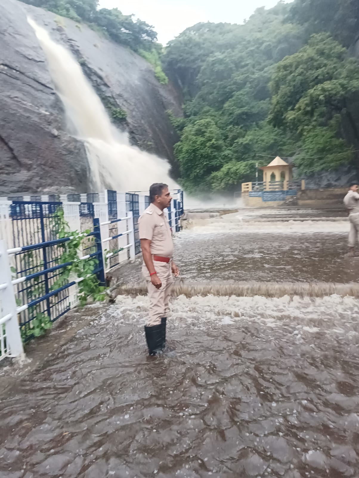 பழைய குற்றாலத்தில் திடீர் வெள்ளப் பெருக்கு