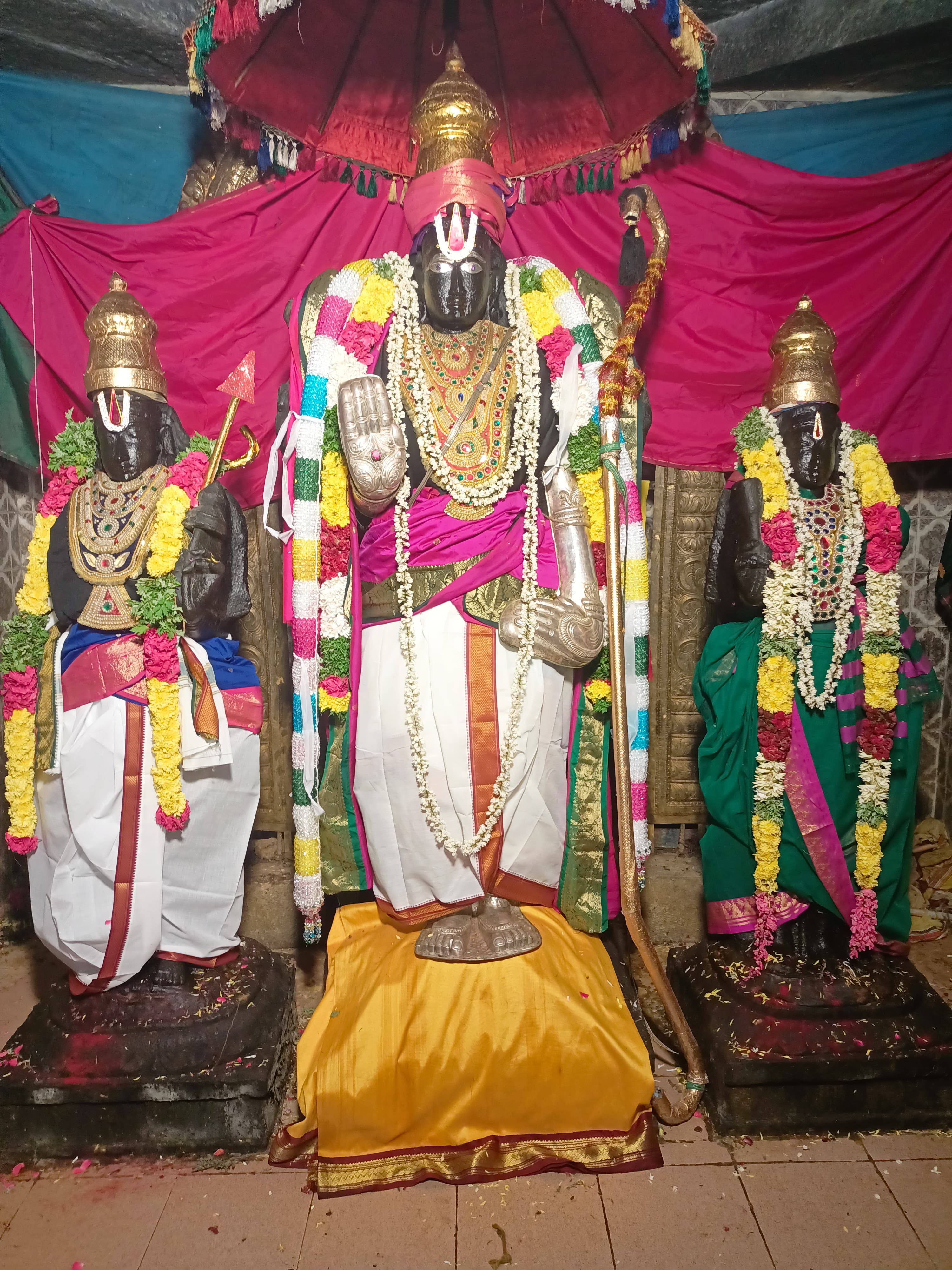 கோலியனூர் அருள்மிகு வரதராஜ பெருமாள் ஸ்ரீ ராமர் அலங்காரத்தில் பக்தர்களுக்கு அருள்பாலிப்பு!