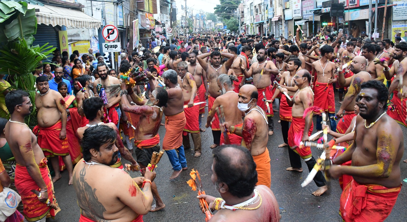 கோவையில் கத்தி போடும் திருவிழாரத்தம் சிந்தி அம்மனுக்கு நேர்த்திக்கடன்