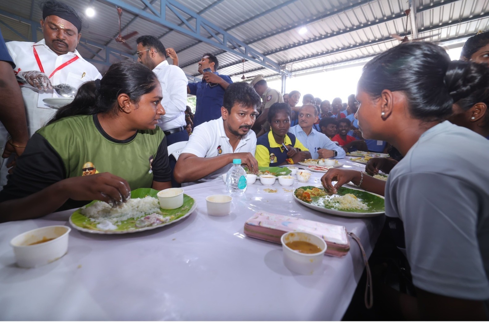 மழையை வெற்றிகரமாக  எதிர்கொள்வோம் :  உதயநிதி