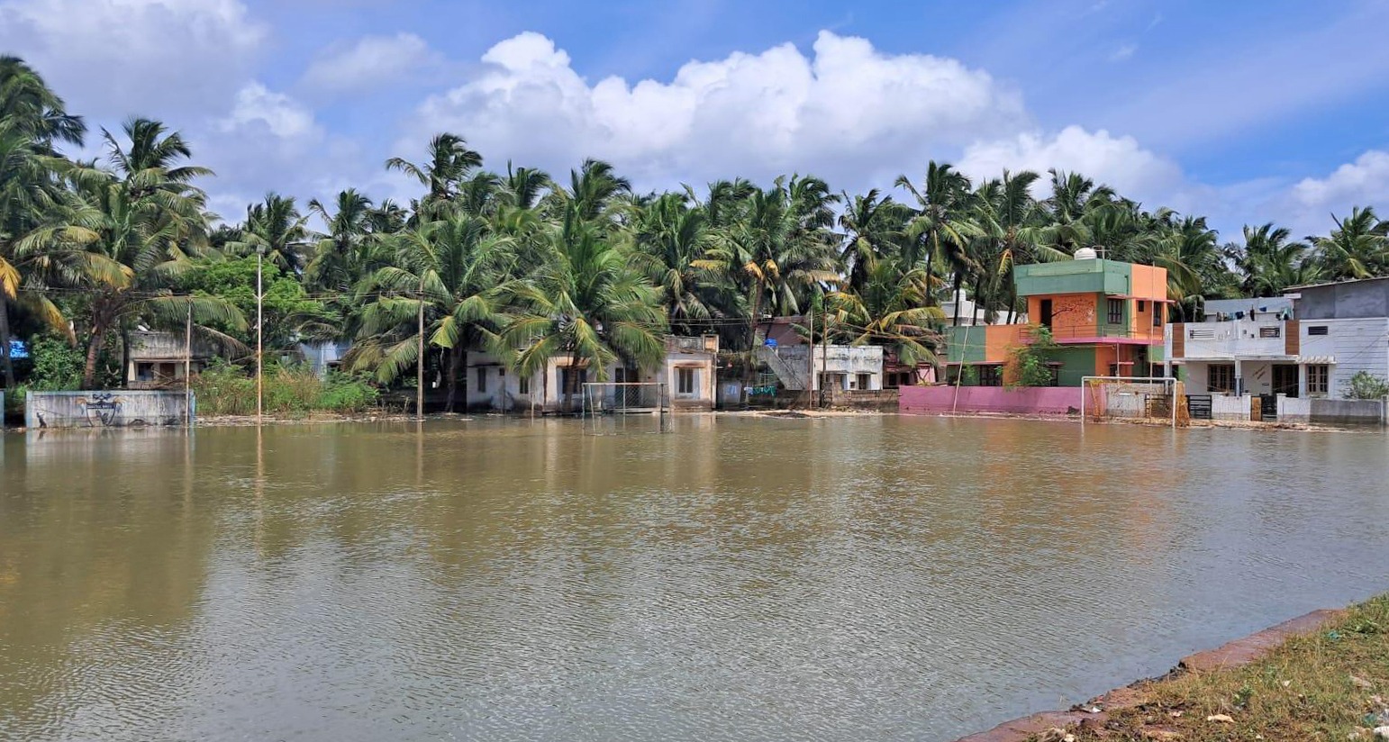 குமரியில் திடீர் கடல் சீற்றம்!  *  வீடுகளை சூழ்ந்தது கடல் நீர் * மீனவ மக்கள்   முகாமில் தஞ்சம்